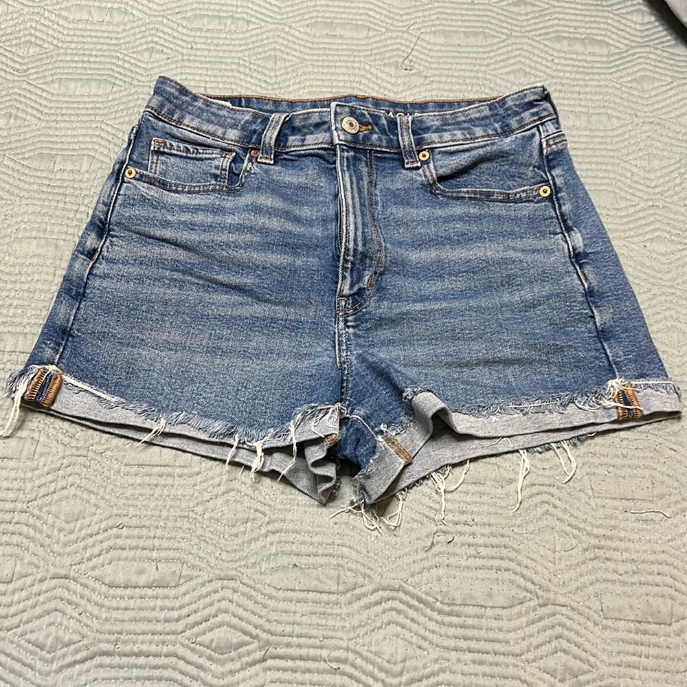 American Eagle high rise cuffed stretch mom jean shorts sz 6 medium wash